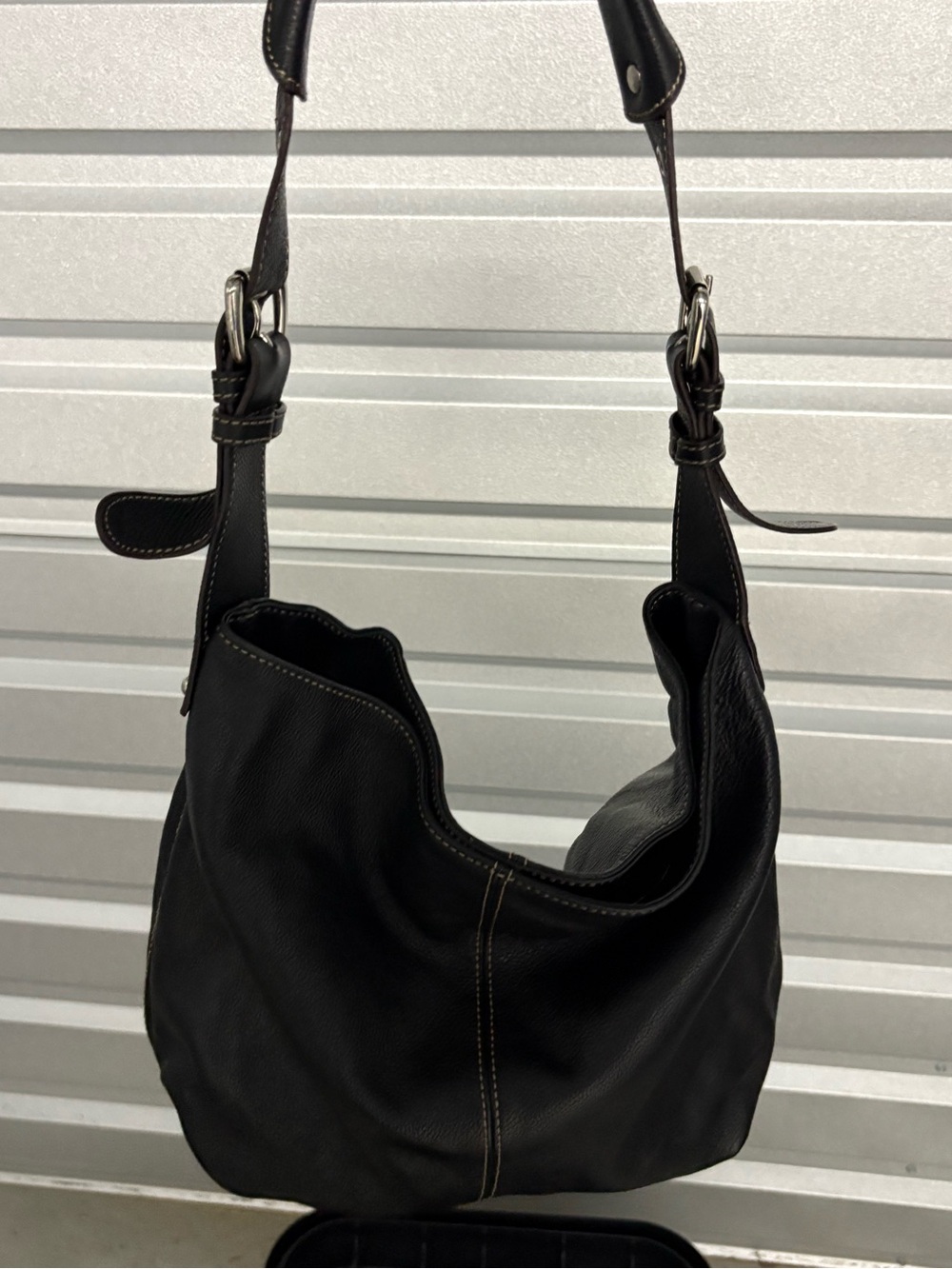 Tignanello Black Leather Womenβs shoulder bag Chain-Print Lining